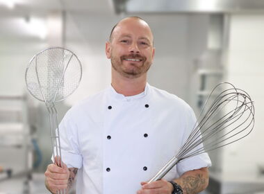 Koch mit Schneebesen und Sieb