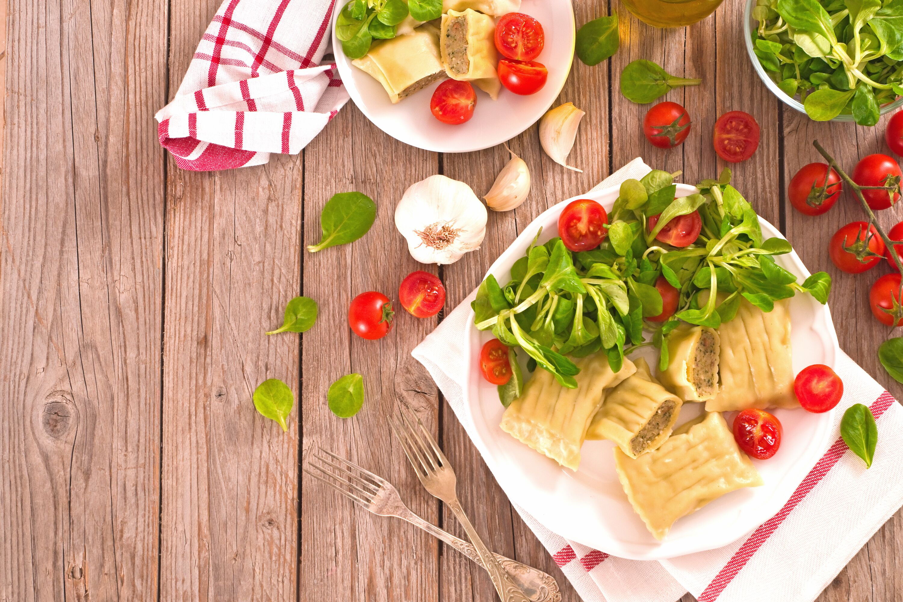 Maultaschen, Tomaten und Feldsalat von oben